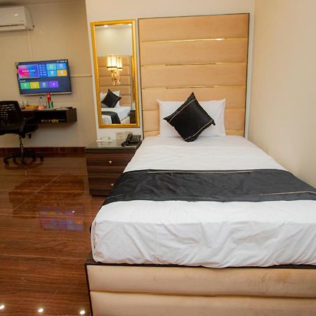 Hotel White Season Gulberg Lahore Esterno foto
