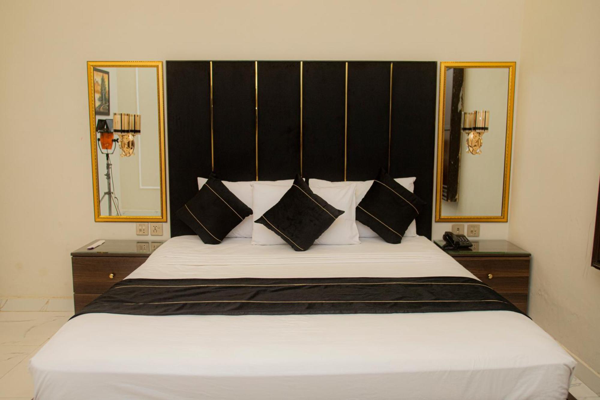 Hotel White Season Gulberg Lahore Esterno foto